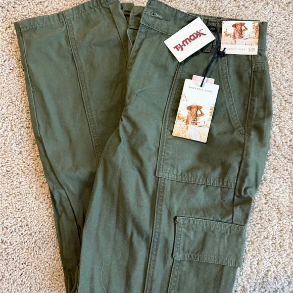 Women’s Green Cargo Pants - Picture 1 of 2